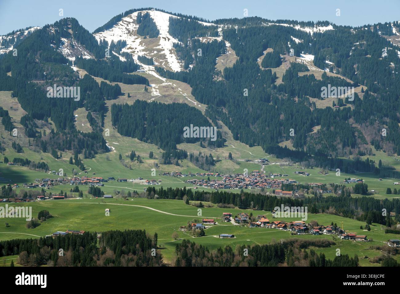 Blick vom Berggasthof Gaissalpe ins Illertal, hinten Bolsterlang mit Bolsterlanger Horn und Weiherkopf, Reichenbach, Oberstdorf, OBE Stockfoto