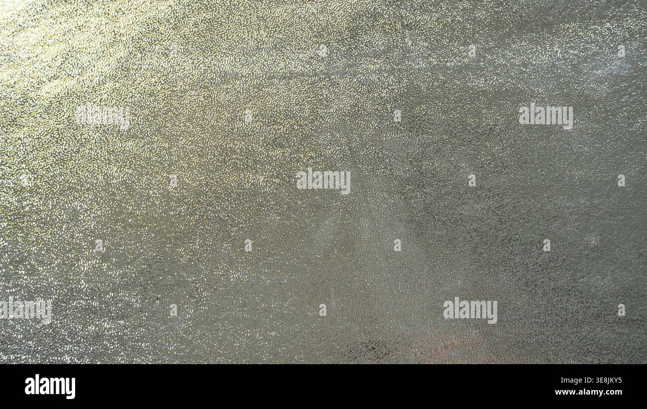 Feine silberfarbene Metallic-Textur mit weicher matter Oberfläche und gleichmäßiger Beleuchtung Stockfoto