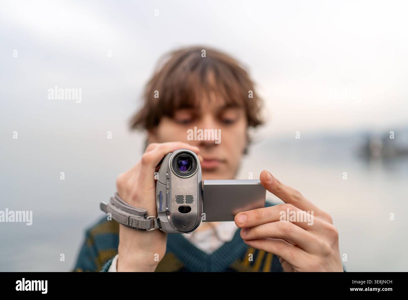 Retro-Videoaufnahmen für junge Männer mit Vintage-Camcorder, Nostalgie-Technologie, Home Movie-Konzept, y2k-Ästhetik, Jugendgeschichten. Stockfoto