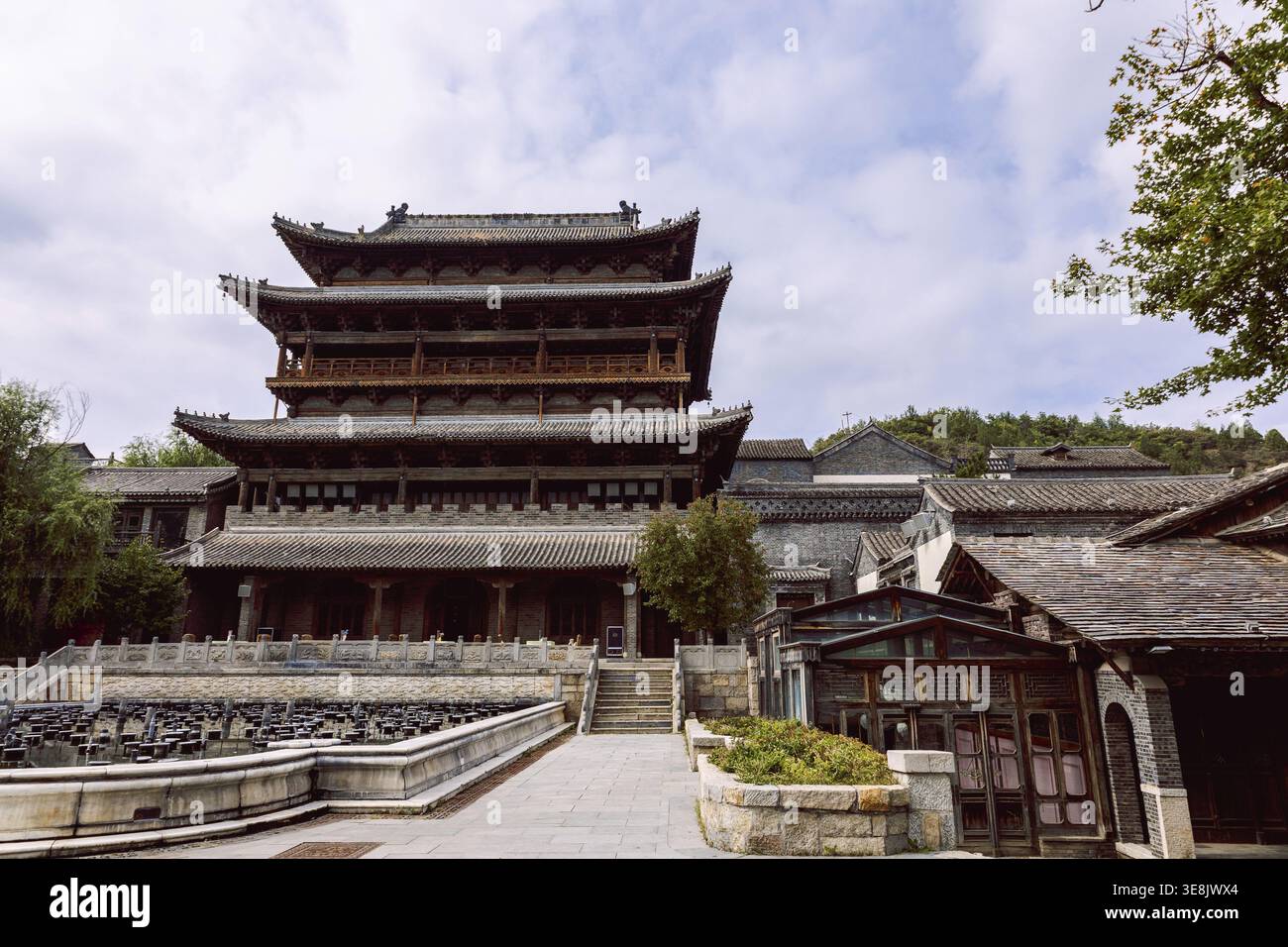 Chinesisches Gebäude im Pagodenstil mit Ziegeldächern, Steinfuß und symmetrischem Layout in Gubei Town China Stockfoto