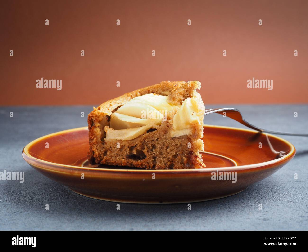 Hausgemachter Bio-Apfelkuchen mit Datteln, ohne raffinierten Zucker, gesunder Kuchen aus Vollkornmehl und natürlicher Süße aus Datteln Stockfoto