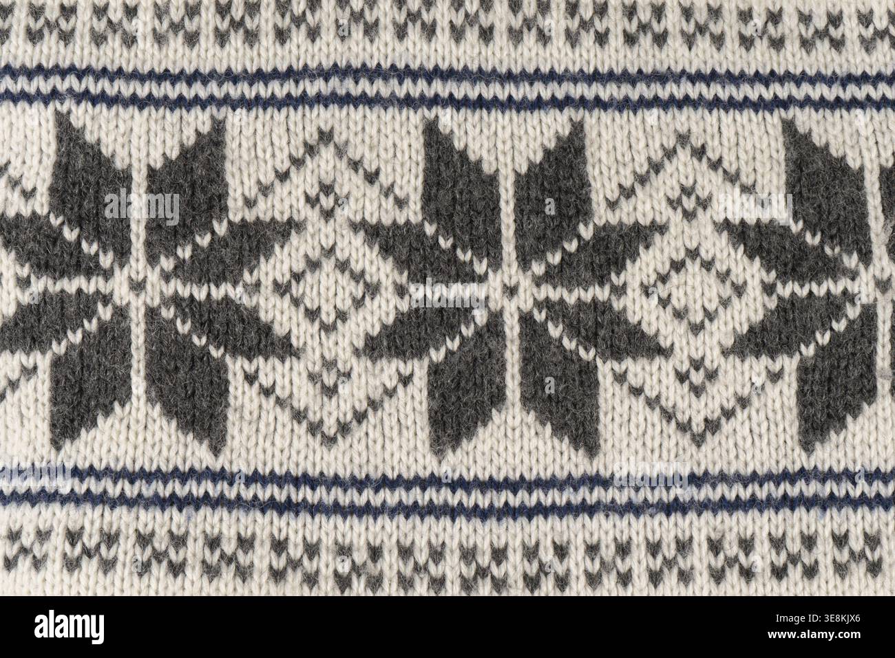 Ein gestricktes Element mit einem Muster aus Quadraten und Dreiecken Stockfoto
