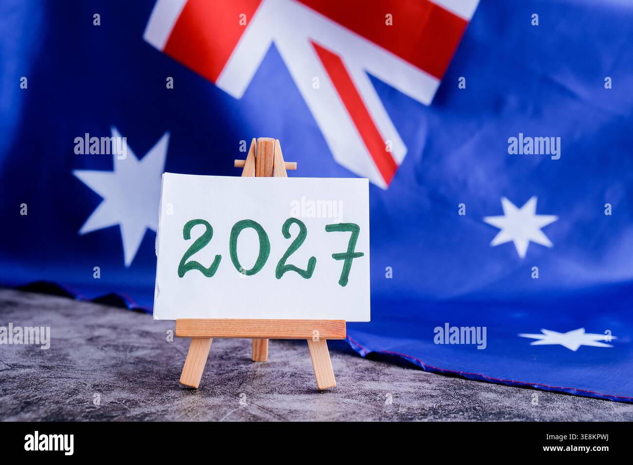 Australische Flagge und Text 2027 trendige Vorlage für Kampagnen des kommenden Jahres. Patriotisches Design, das 2027 neben der Nationalflagge markiert. Konzept der Zukunftsvision und -Planung ideal für Jahresberichte oder Visuals zur Zielsetzung. Stockfoto