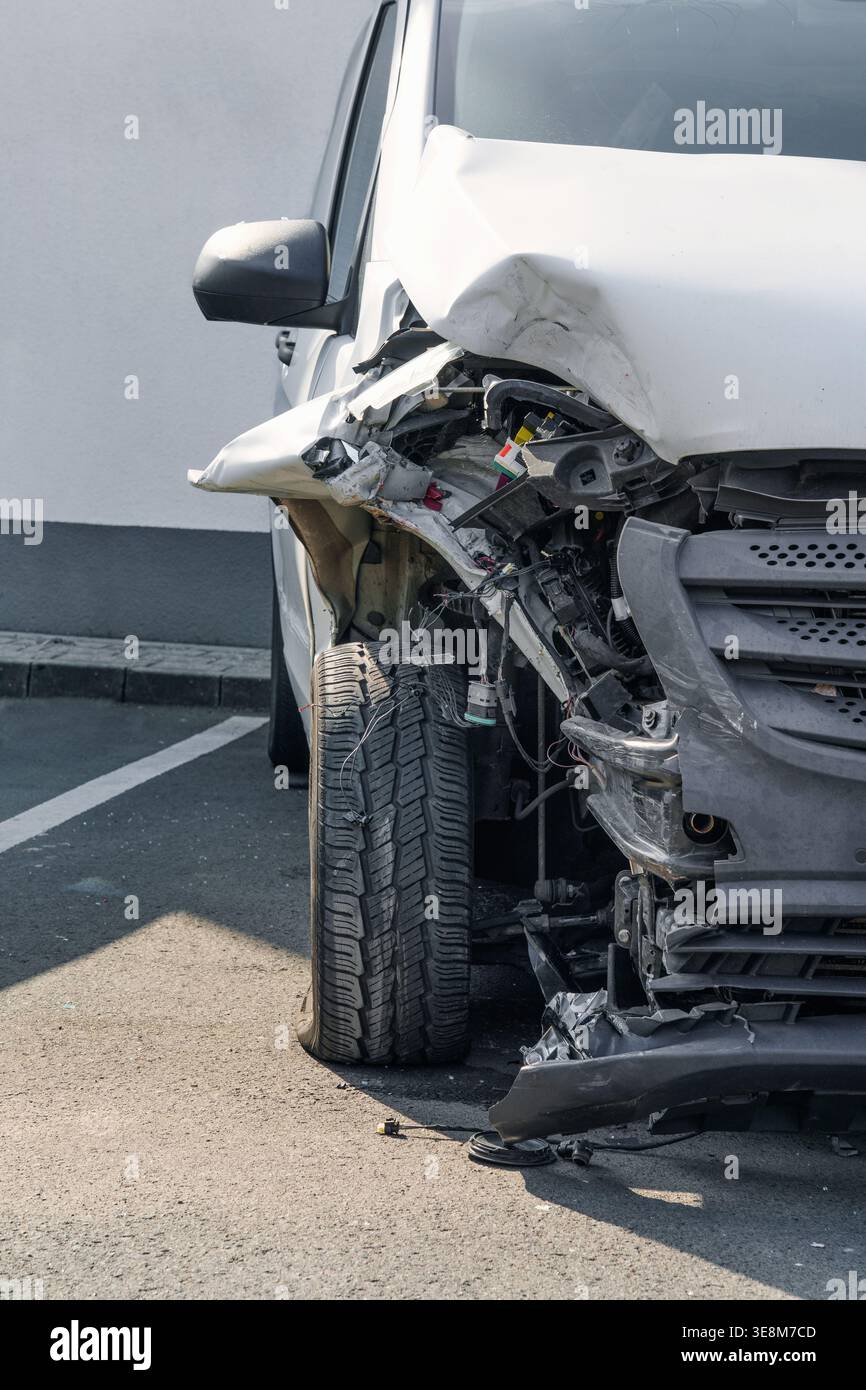 Ein Auto nach einem Unfall – ​​total Verlust. Versicherungsanspruch. Stockfoto