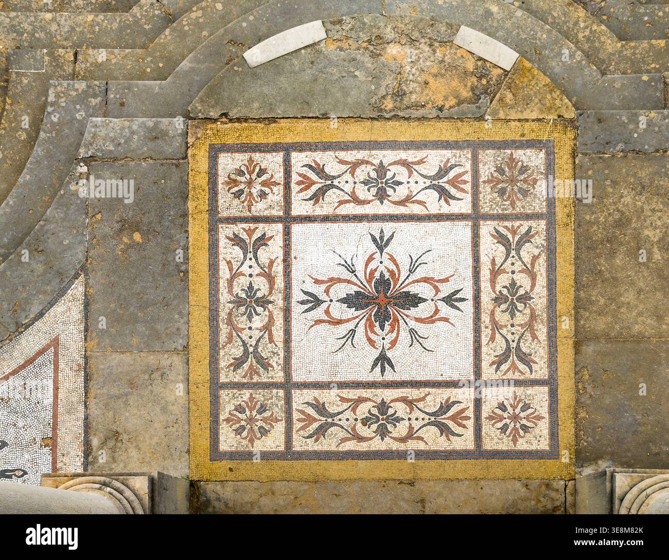 Blick von oben auf einen antiken römischen Mosaikfliesenboden mit komplizierten Blumenmustern und geometrischen Mustern, römischen Ruinen von Milreu portugal - Smartphone-aufgenommenes Stockfoto