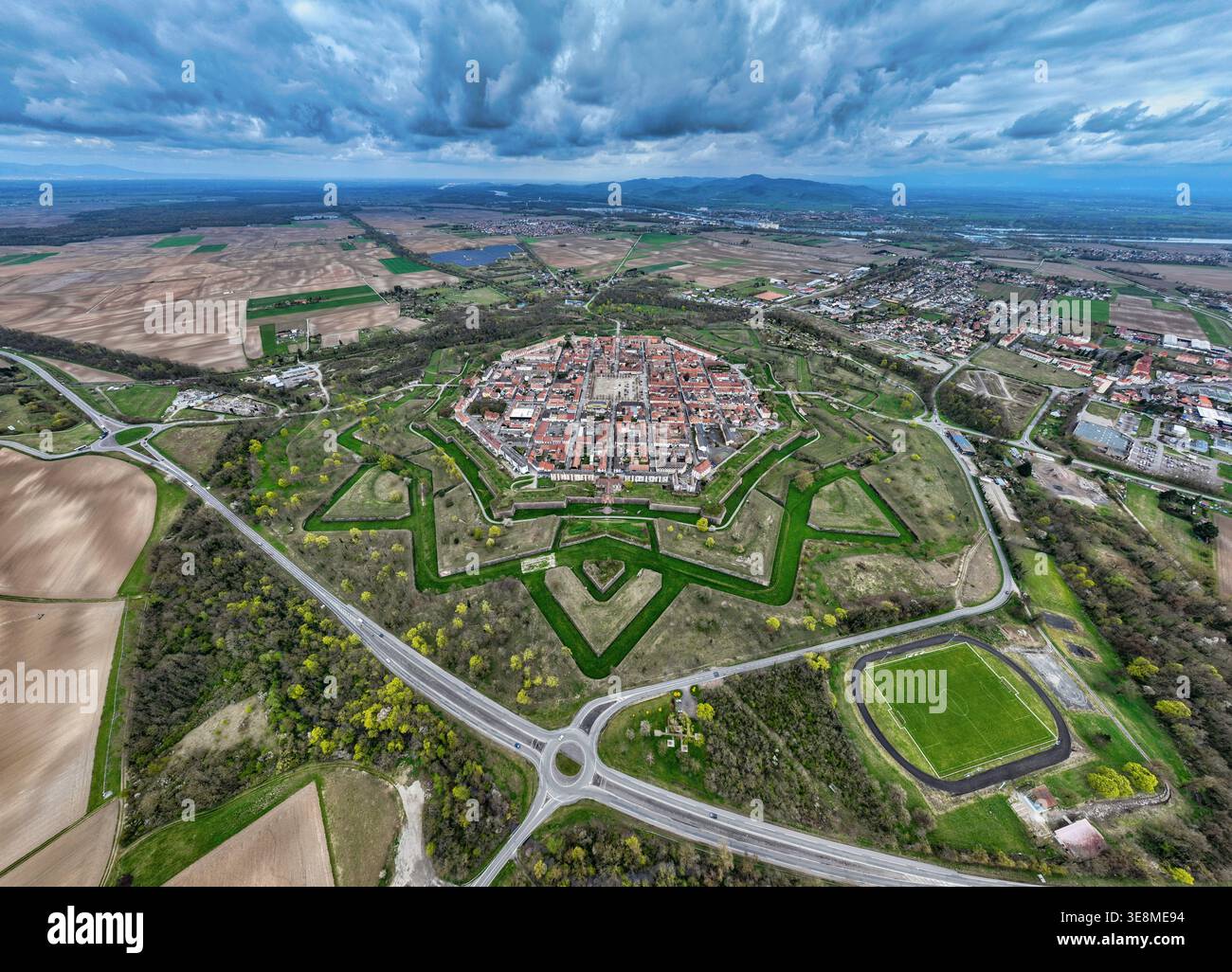 Aus der Vogelperspektive der sternförmigen Festungsstadt, ein Zeugnis der militärischen Architektur, mit ihren symmetrischen Bastionen, Gräben und Gebäuden mit rotem Dach, ne Stockfoto