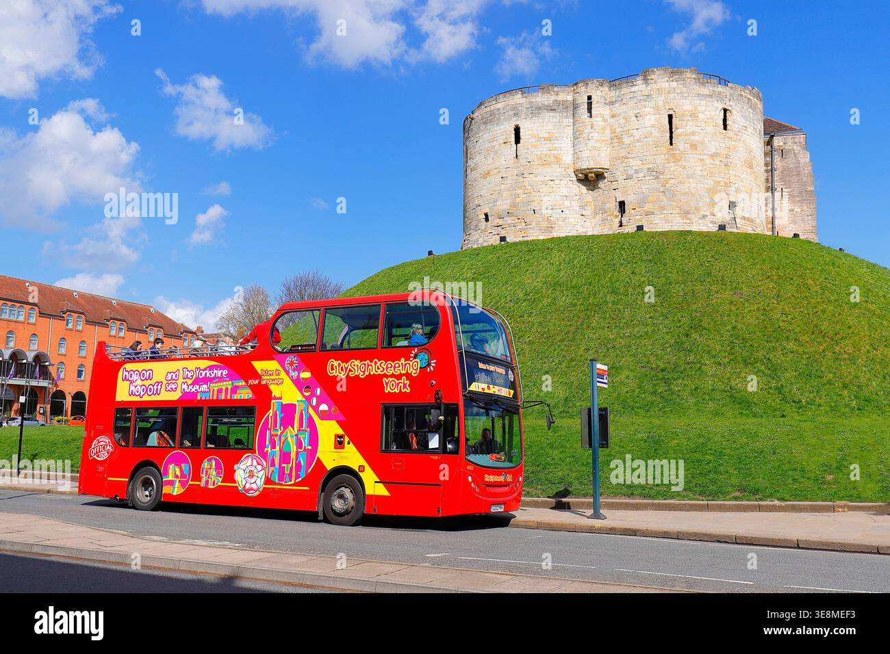 Offener Sightseeing-Bus vor dem Cliffords Tower in der City of York, North Yorkshire, UK Stockfoto