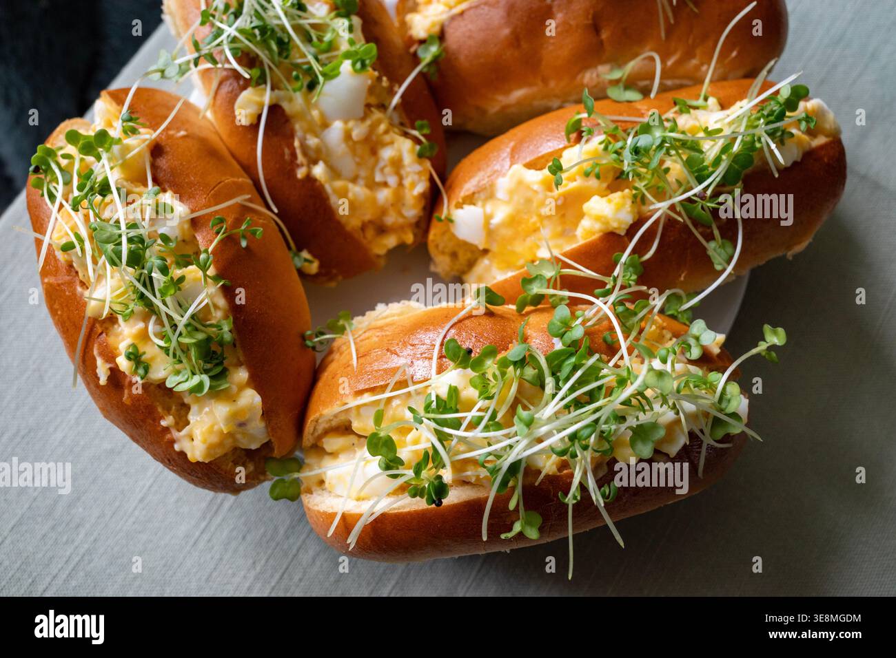 Hausgemachte Ei- und Kressenrollen Stockfoto