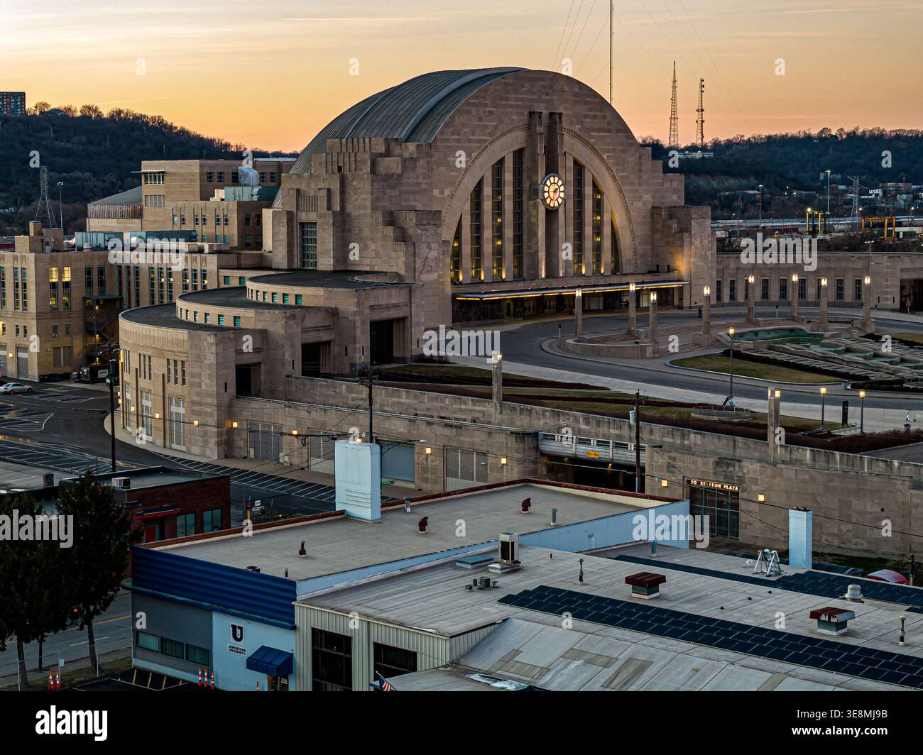 Blick aus der Vogelperspektive auf das große, im Art-Deco-Stil eingetauchte Union Terminal in Cincinnati, Ohio, USA. Stockfoto