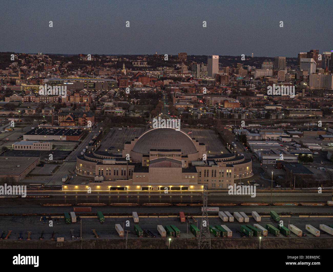 Aus der Vogelperspektive auf die berühmte Music Hall und das Cincinnati Union Terminal, eine Symphonie aus Lichtern vor der Dämmerung, Cincinnati, Ohio, USA. Stockfoto