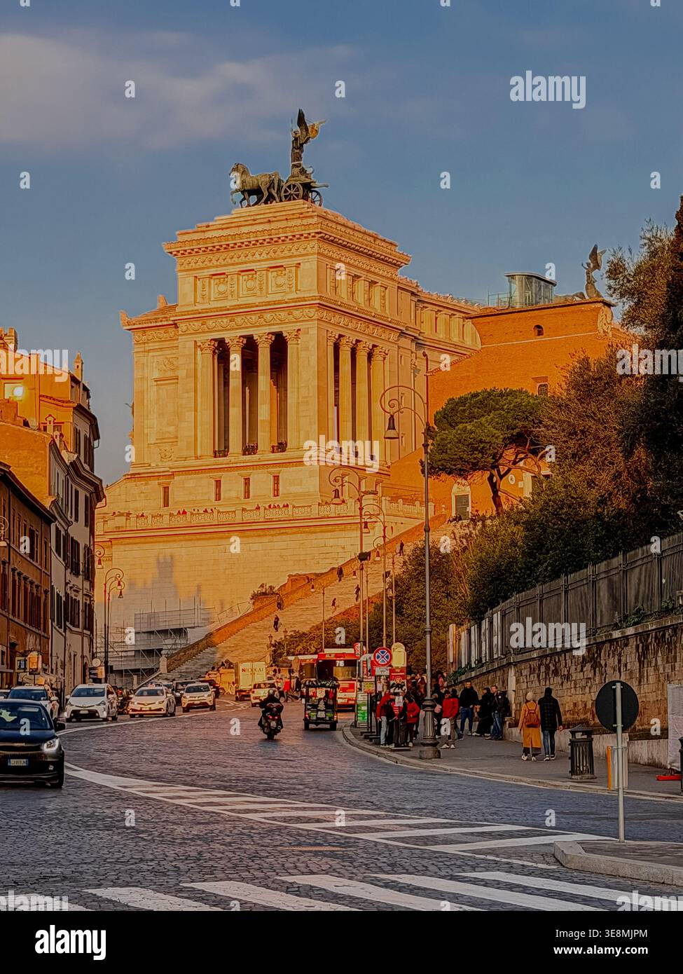 Altare della Patria, das Denkmal Victor Emmanuel II., getaucht in der Sonne am späten Nachmittag von der Via del Teatro di Marcello, Rom, Italien Stockfoto