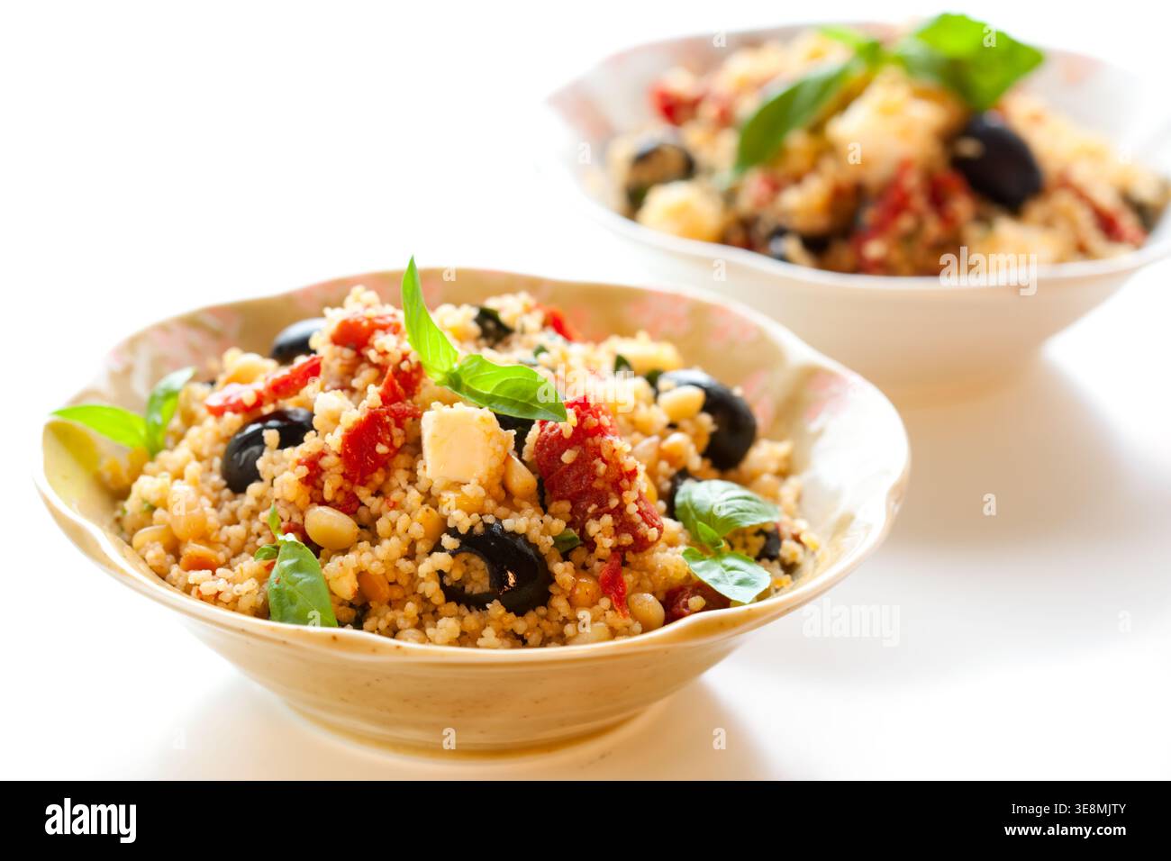 mediterraner Couscous-Salat mit getrockneten Tomaten, Feta, Oliven und Basilikum Stockfoto