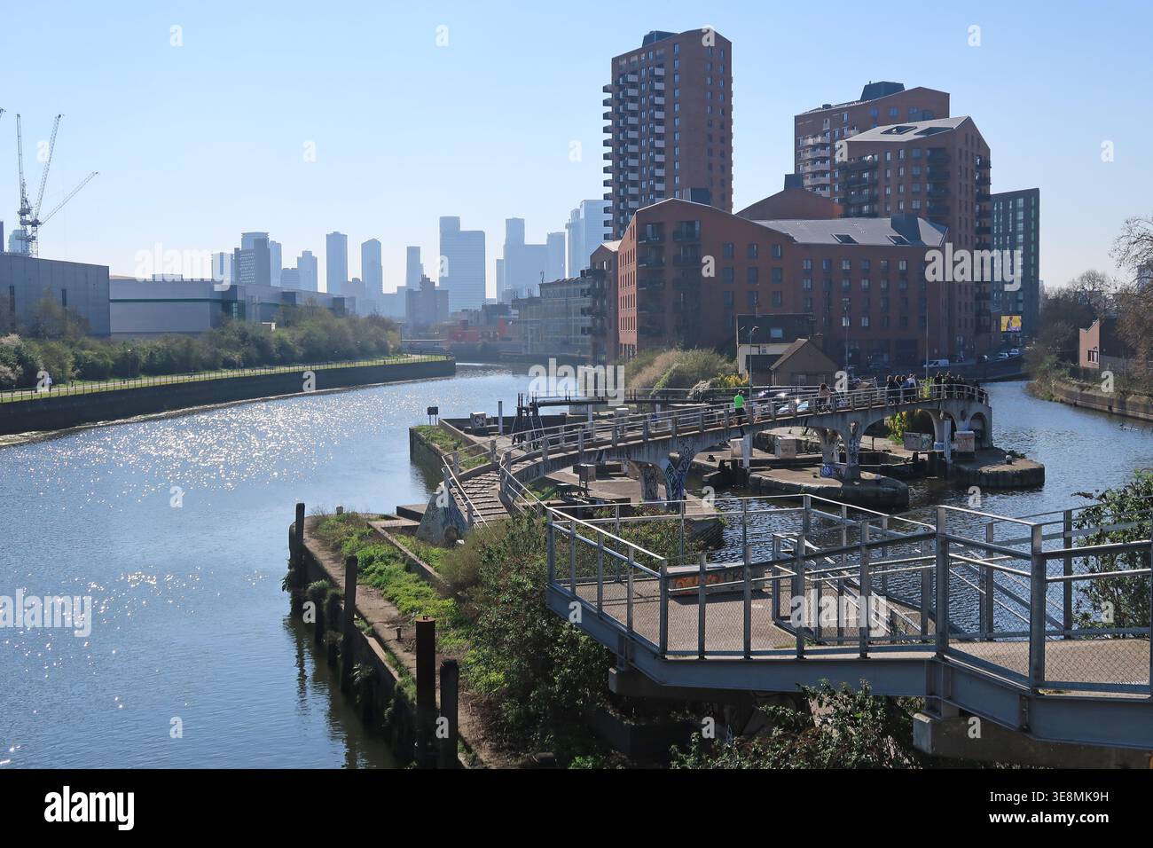 Bow Locks im Londoner East End, wo der Limehouse Cut Kanal (rechts) auf den River Lea (links) trifft. Blick auf den Süden, die Türme der Canary Wharf im Hintergrund. Stockfoto