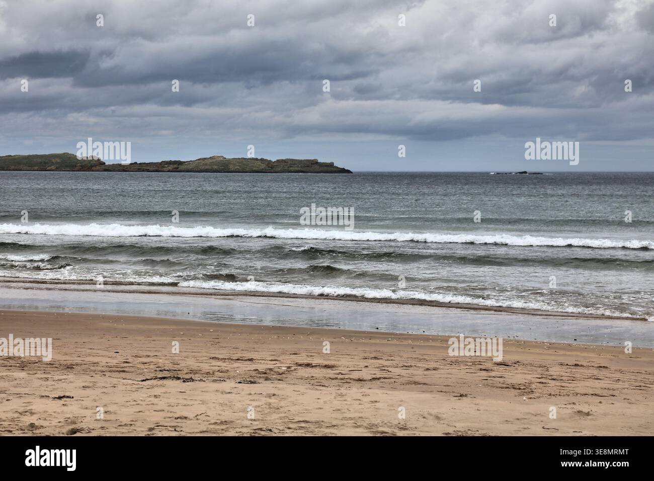 Whiterocks Beach in Portrush, County Antrim in Nordirland. Regnerisches Wetter. Stockfoto