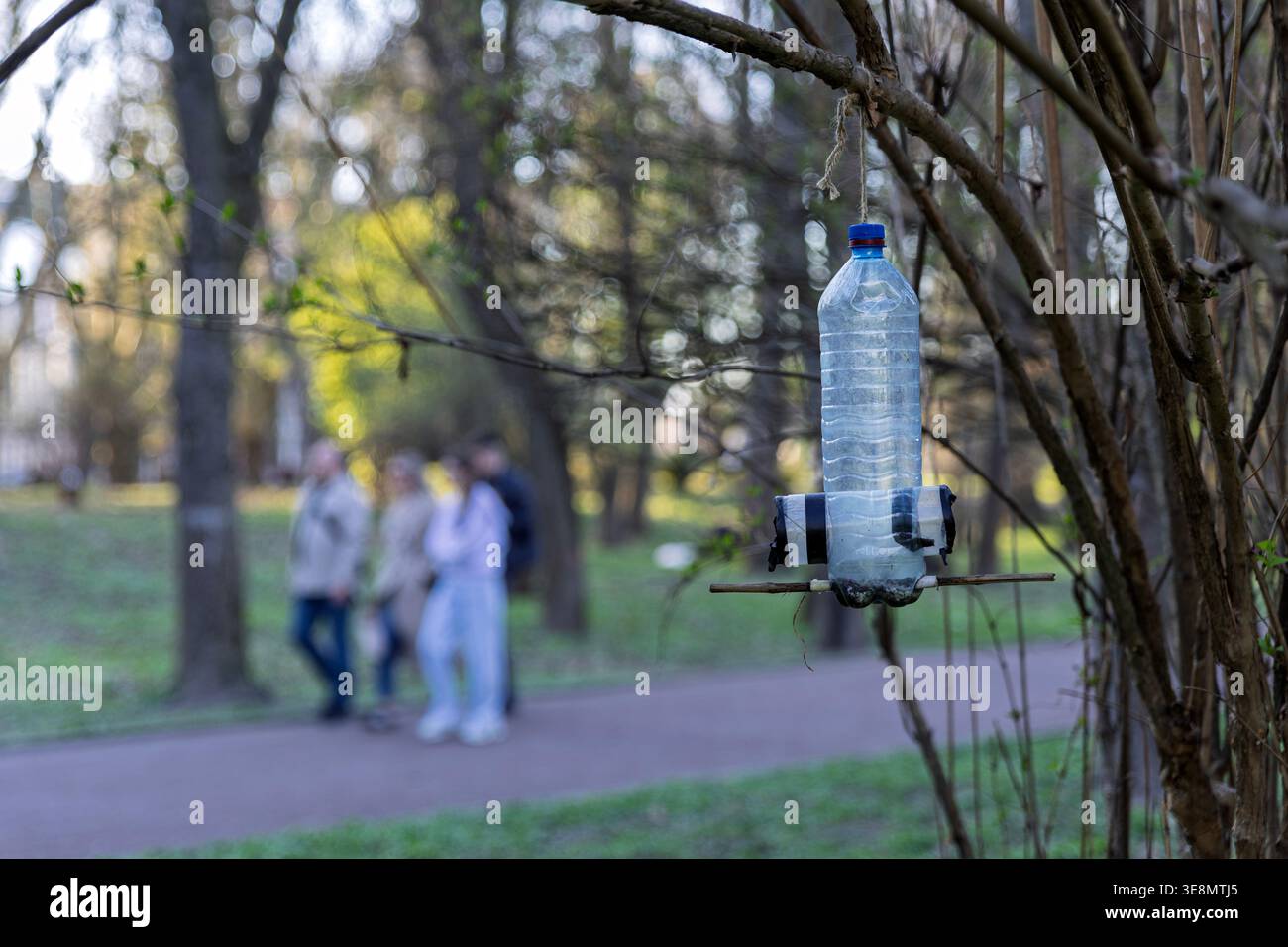 Handgefertigte Vogelfütterung aus Plastikflasche in einem Stadtpark Stockfoto