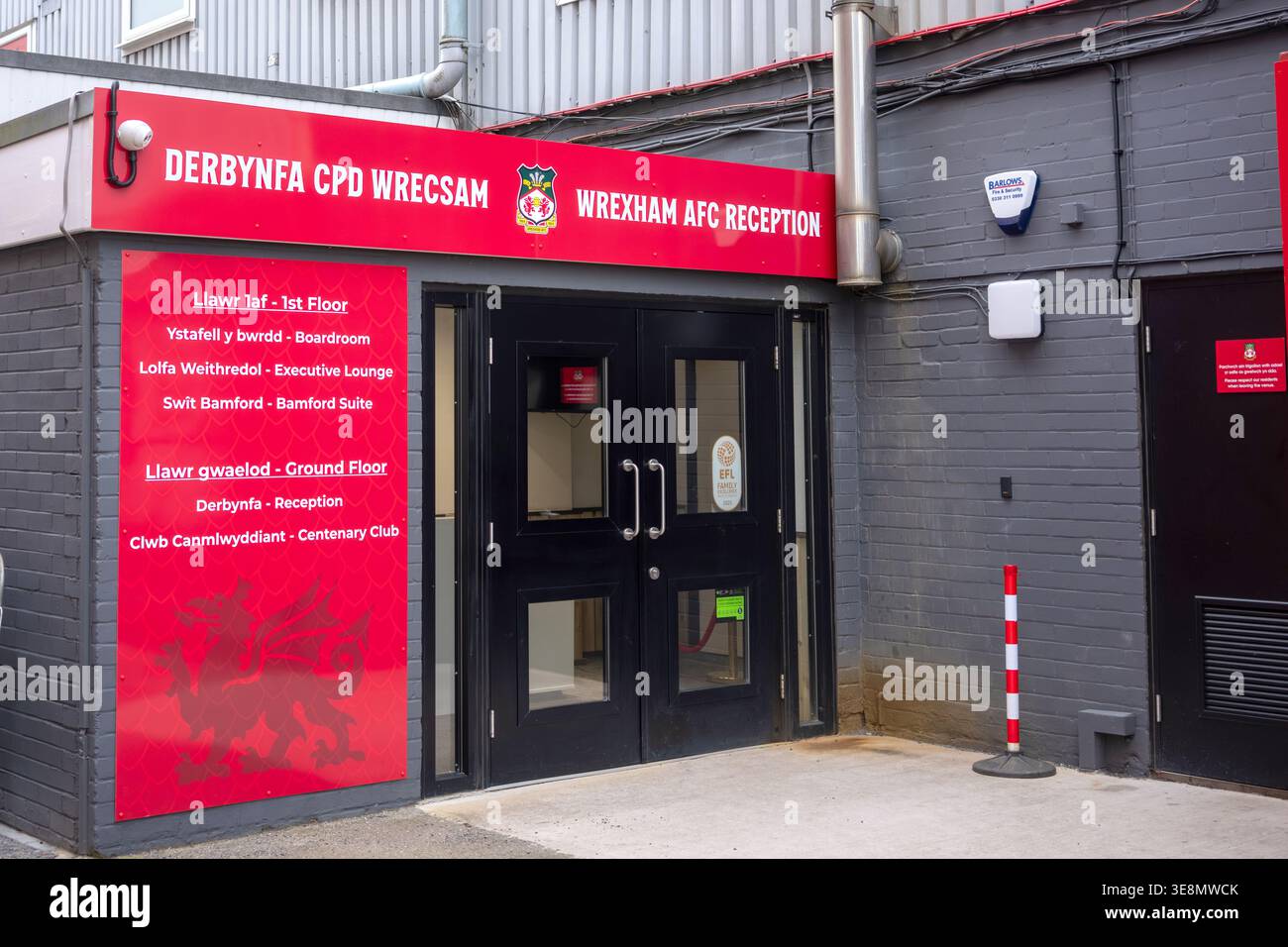 Wrexham Football Club. Die Rennbahn.Stok CAE Ras.Eine allgemeine Ansicht der Außenseite des STOC CAE Ras Stadions vor der Women’s International Wales/Albania 15. April 2026 Stockfoto