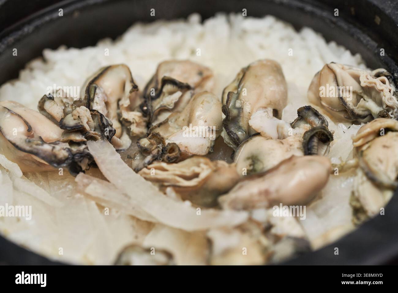 Der koreanische Gul Mu-bap besteht aus flauschigem Reis, der mit prallen Austern und Rettich zubereitet wird. Auf diesen Fotos wird das wohltuende, herzhafte Wesen des Winters festgehalten. Stockfoto