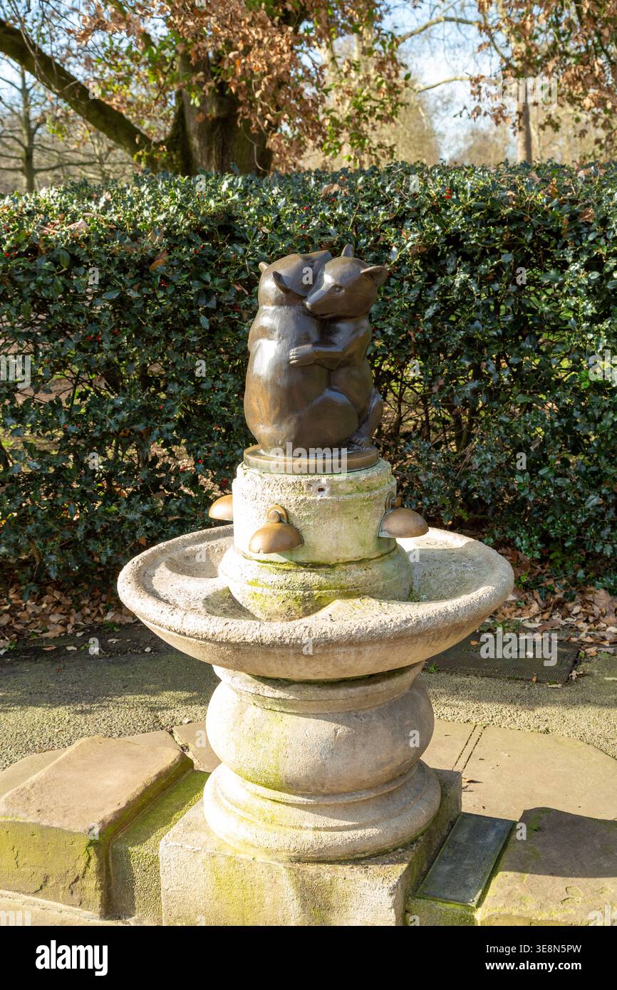The Two Bears Drinking Fountain in Kensington Gardens, London Stockfoto