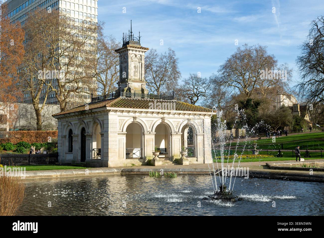 Das Pumpenhaus wurde von Sir Charles Barry und Robert Richardson Banks in den Italian Gardens in den Londoner Kensington Gardens entworfen Stockfoto