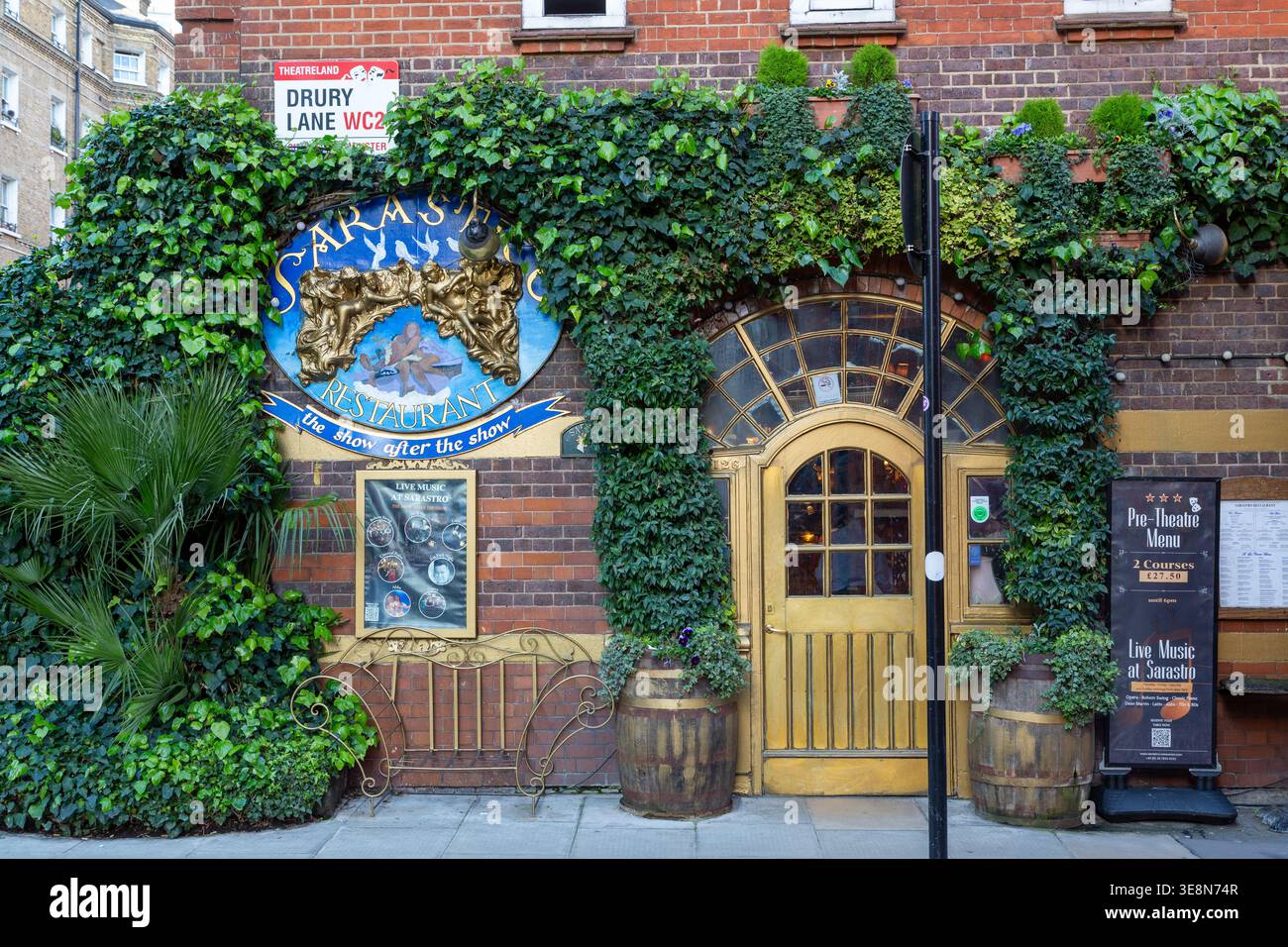 Das Sarastro Restaurant befindet sich in der Drury Lane im Londoner Theaterviertel. Stockfoto
