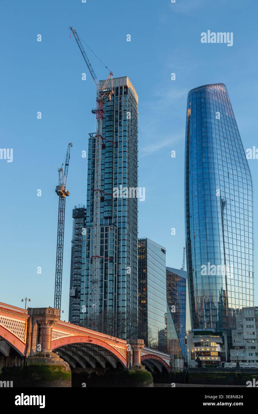 Blick auf den Opus Tower, der gerade im Bau ist, und einen Blackfriars mit seiner unverwechselbaren Ausbuchtung, von einer Bootsfahrt auf der Themse. Stockfoto