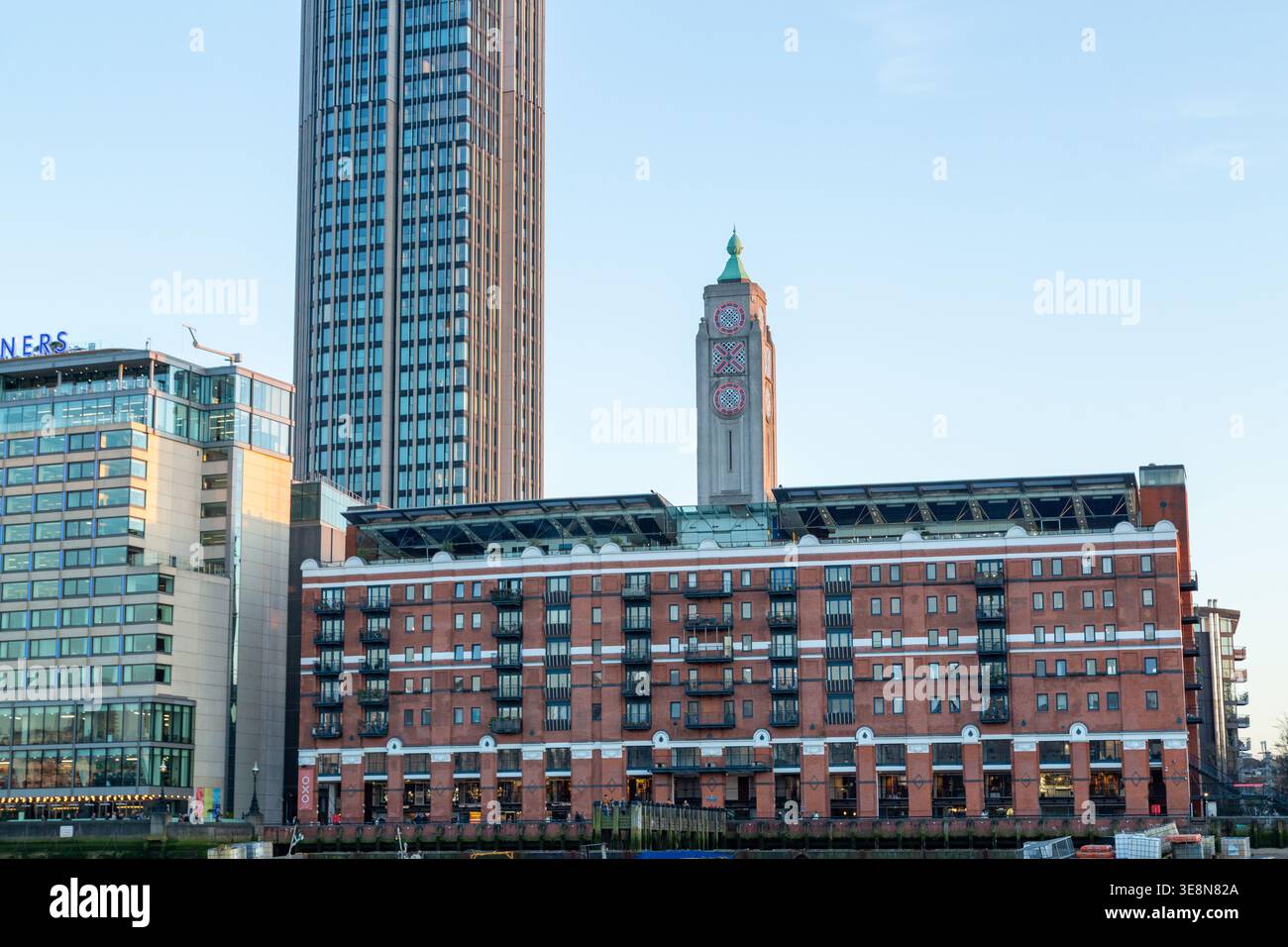 Der Oxo Tower Wharf befindet sich am Südufer der Themse in London Stockfoto