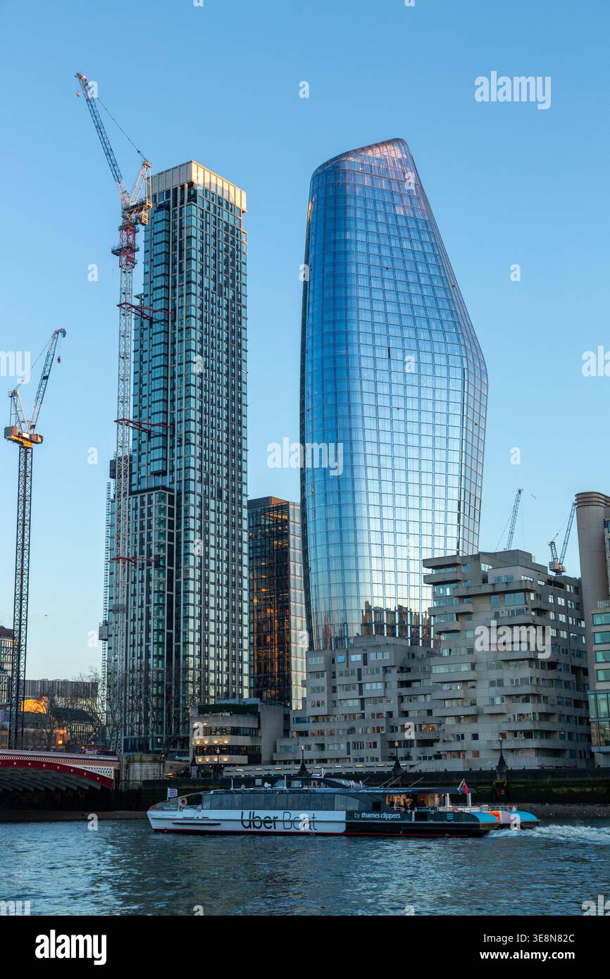 Blick auf den Opus Tower, der gerade im Bau ist, und einen Blackfriars mit seiner unverwechselbaren Ausbuchtung, von einer Bootsfahrt auf der Themse. Stockfoto