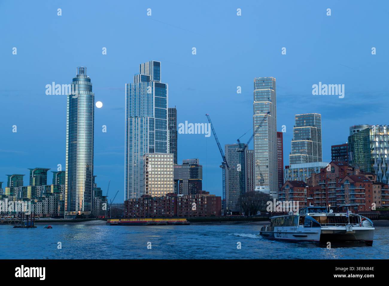 Fahrt die Themse hinunter in einem Uber-Boot-Flussbus bei Sonnenuntergang mit Blick auf die Skyline von Vauxhall und neun Elms. Stockfoto