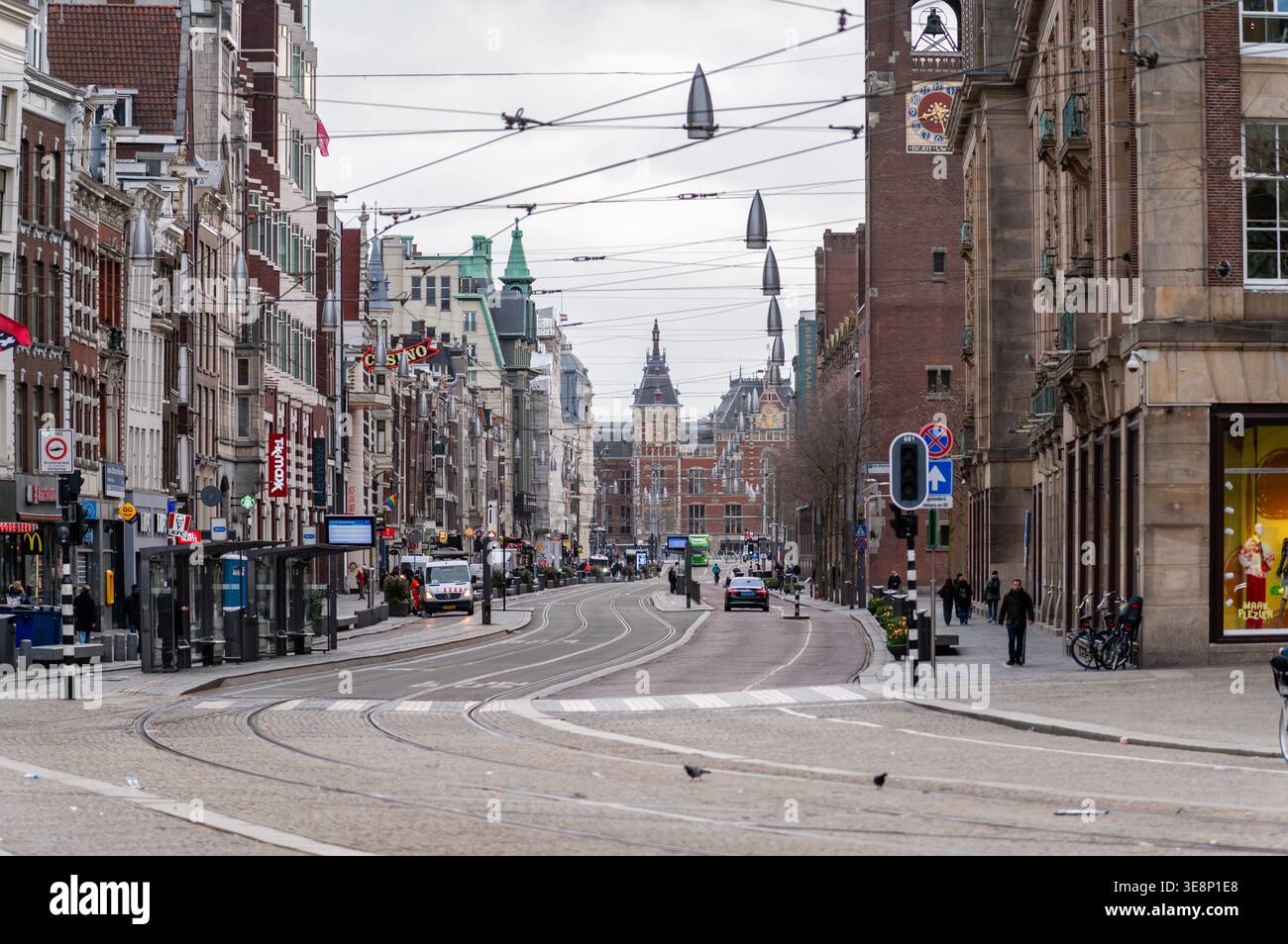Blick in Richtung Hauptbahnhof, Amsterdam, Niederlande Stockfoto