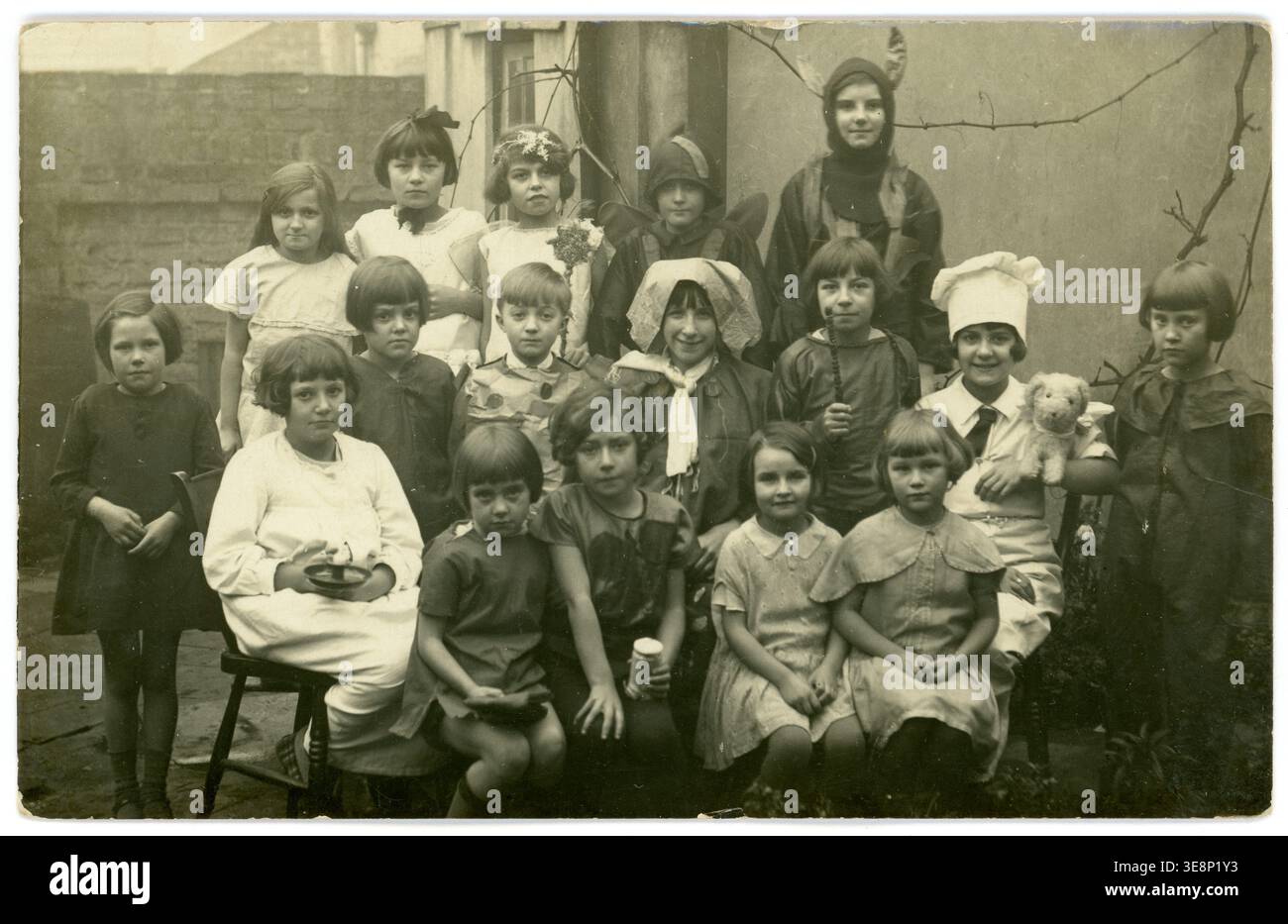 Ursprüngliche Postkarte aus der Zeit der 1920er/1930er Jahre, Kinder Mottoparty, Kinder Mottoparty, Kinder aus den 1930er Jahren, die Spaß haben, Kinder aus den 1900er Jahren. Freizeit der 1900er Jahre. Gosport, Hampshire, England, Großbritannien. Stockfoto