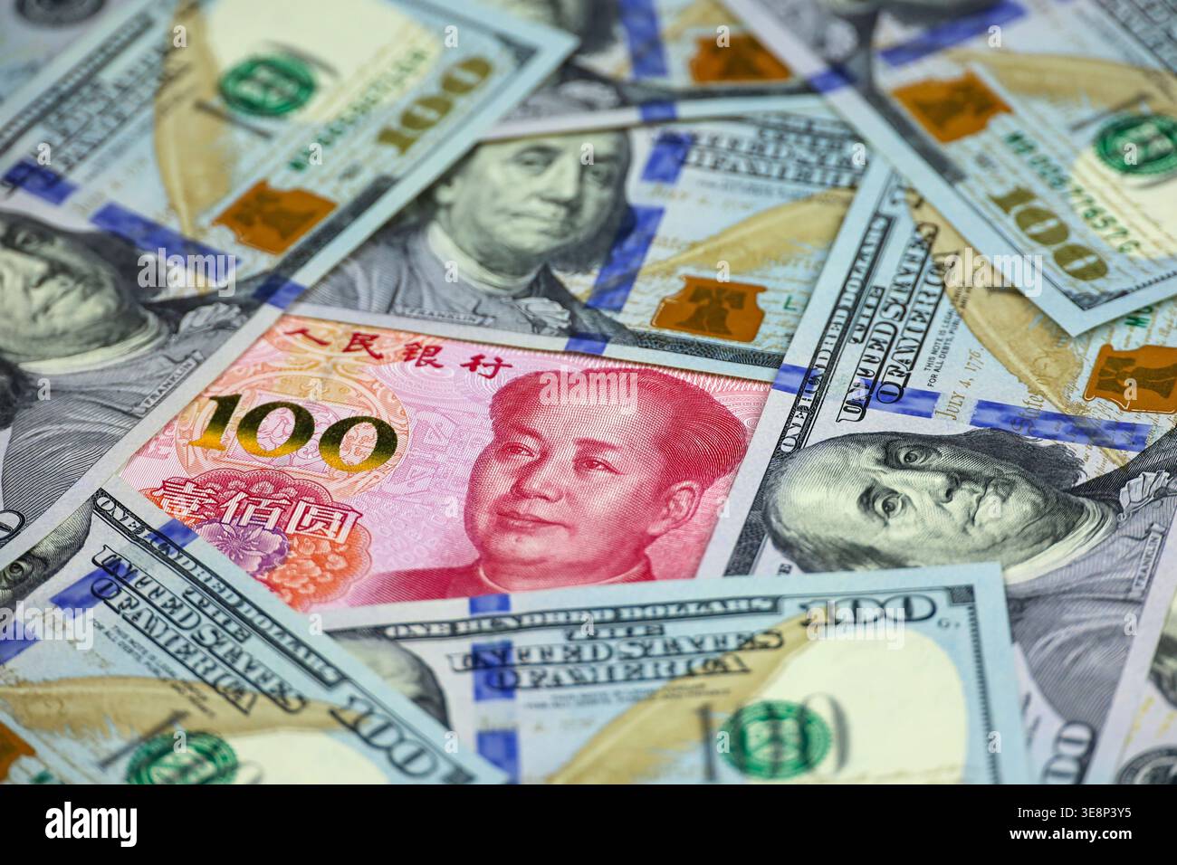Chinesische Yuan-Banknote und US-Dollar. Konzept des Handelskrieges zwischen China und den USA, Wirtschaft, Sanktionen Stockfoto