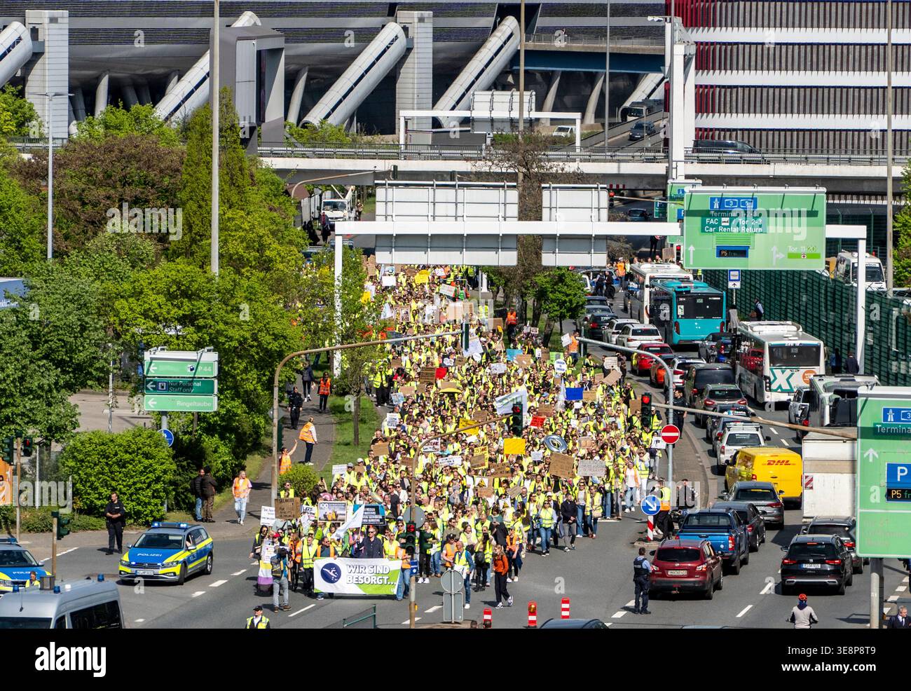 15. April 2026, Hessen, Frankfurt/Main: Der demonstrationsmarsch ist auf dem Weg zum 'Hangar One'. Die Independent Flight Atattendants' Organization (UFO) hat die Kabinenbesatzung der Lufthansa CityLine zum erneuten Streik aufgefordert, diesmal für zwei Tage. Alle Lufthansa CityLine-Flüge ab Frankfurt, München, Hamburg, Bremen, Stuttgart, betroffen sind die Flughäfen Köln, Düsseldorf, Berlin und Hannover. Gleichzeitig wird eine Zeremonie "100 Jahre Lufthansa" mit der deutschen Kanzlerin und dem obersten Management der Lufthansa stattfinden. Foto: Andreas Arnold/dpa Stockfoto