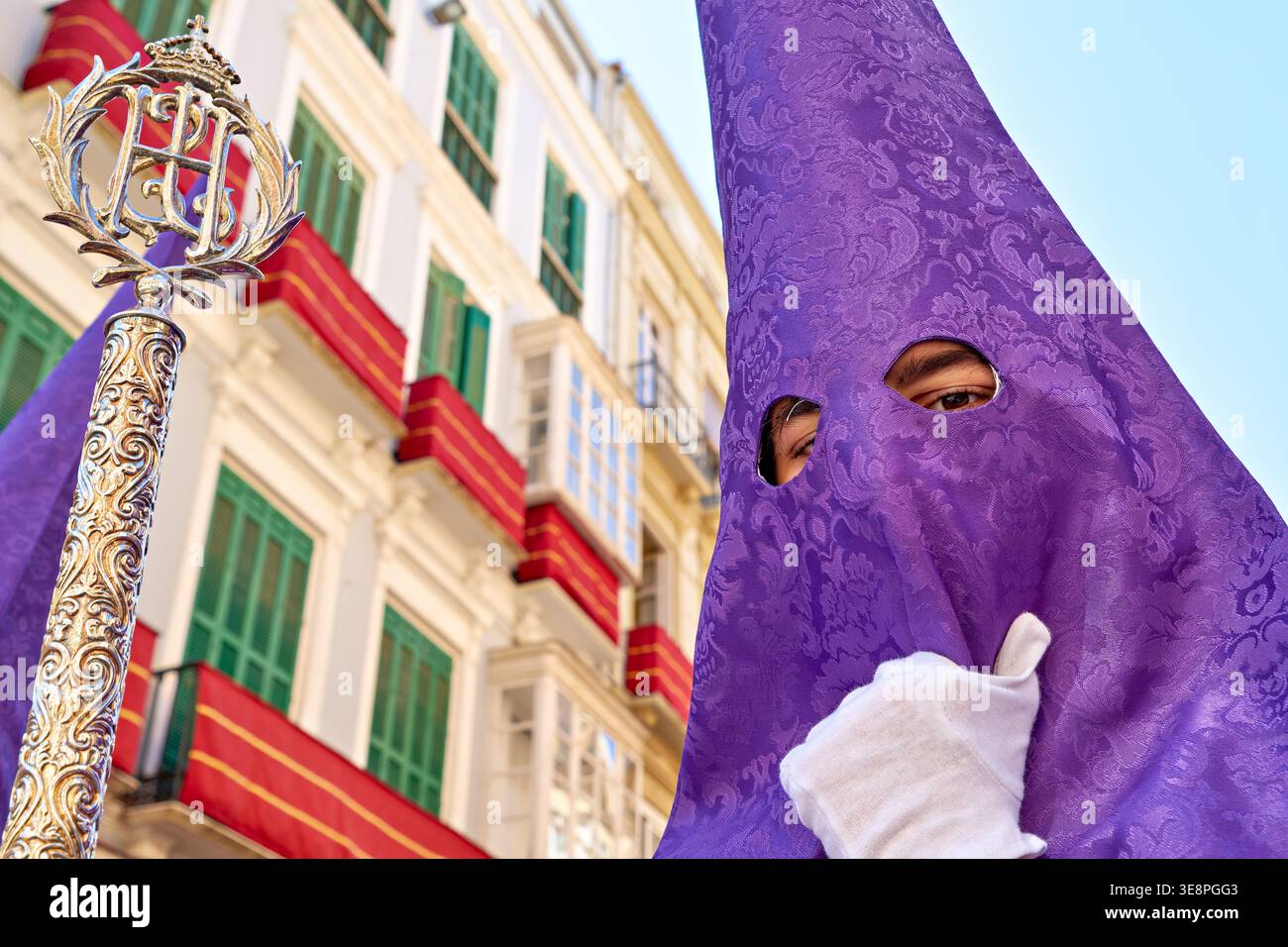 In Malaga, Andalusien, nehmen die Menschen an Prozessionen zur Karwoche teil. Die Teilnehmer tragen traditionelle Bademäntel und Symbole. Stockfoto