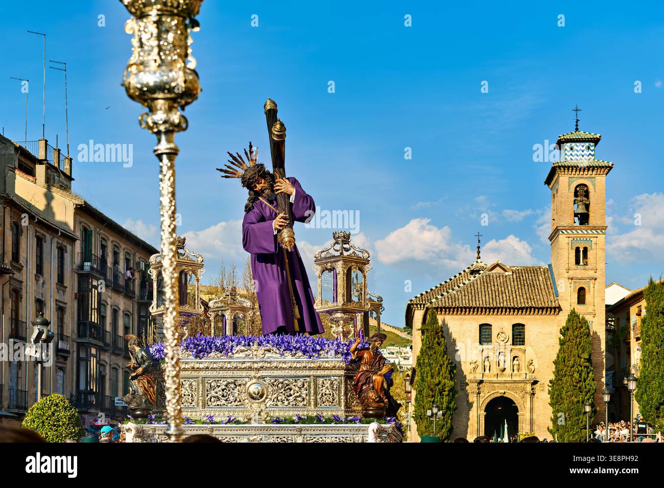 Während der Karwoche in Granada versammeln sich Menschenmassen, um Prozessionen mit religiösen Statuen zu beobachten. Die Menschen respektieren Traditionen auf der Straße. Stockfoto