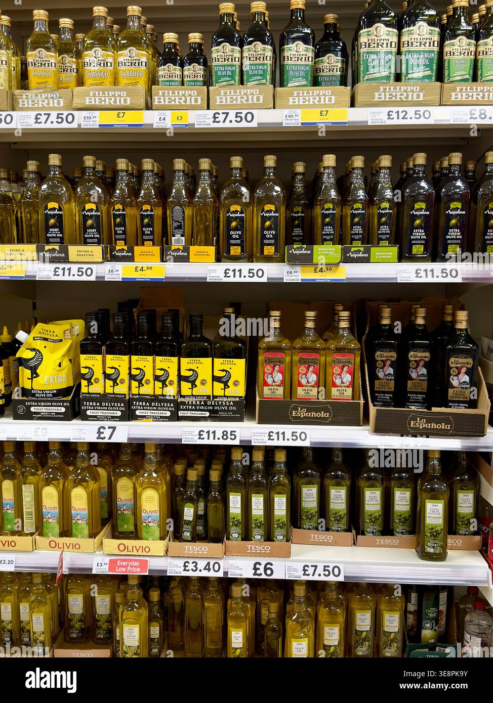 Olivenöl im Angebot im Tesco-Supermarkt, UK, veranschaulicht steigende Lebensmittelpreise, Lebensmittelinflation und die Lebenshaltungskostenkrise. Stockfoto