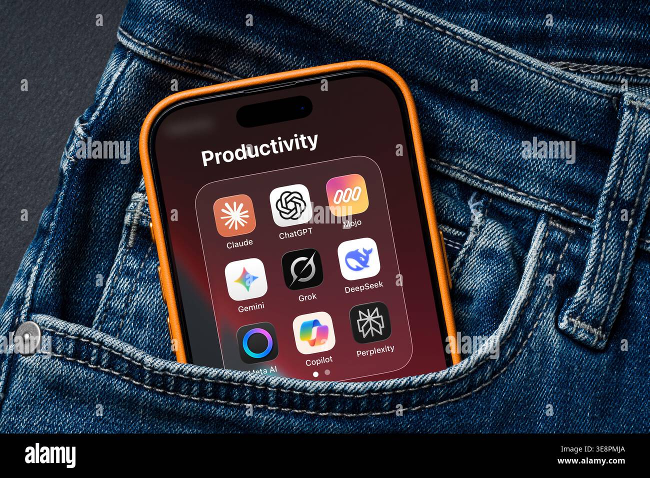 Antalya, Türkei - 24. März 2026: Smartphone zeigt mehrere KI-Apps in Jeans-Taschen-Nahaufnahme Stockfoto