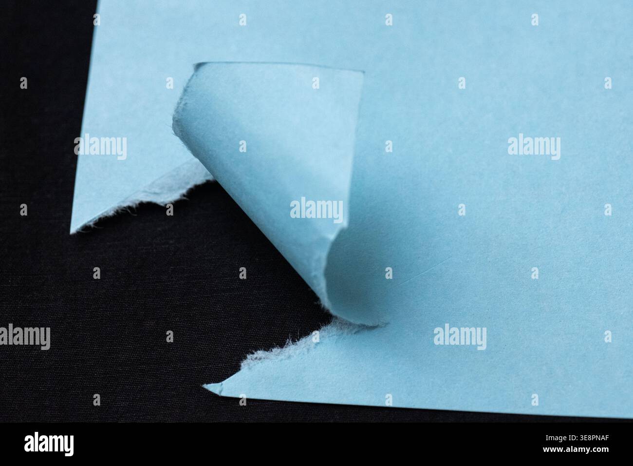 Gerissenes Papier mit rauer Kante. Stockfoto