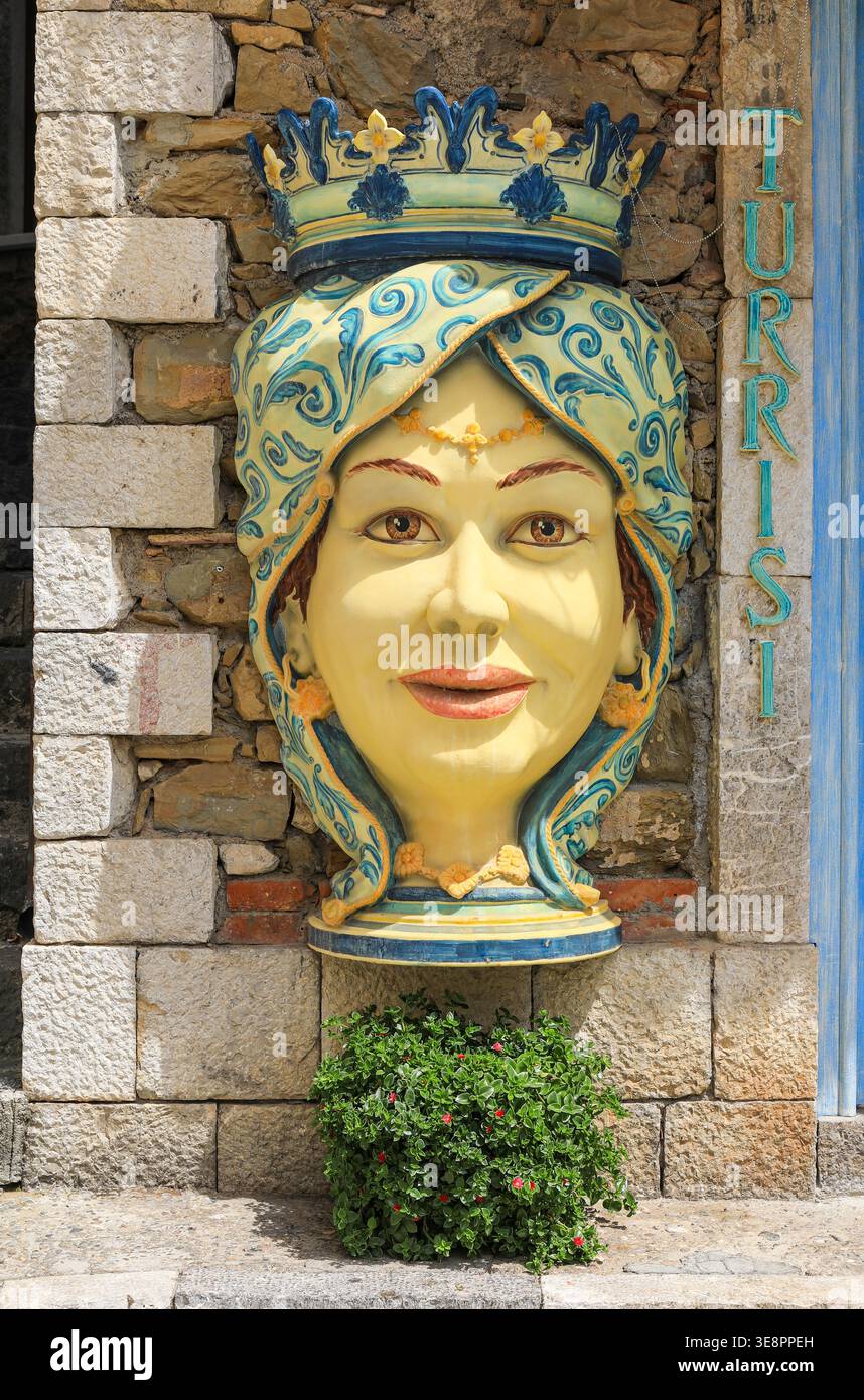 Ein Keramikkopf einer Königin oder Prinzessin im Freien, Castelmola in der Nähe von Taormina, Sizilien, Italien, Europa Stockfoto
