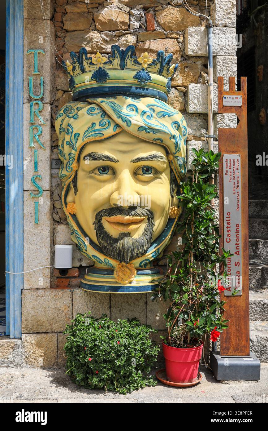 Ein Keramikkopf eines König- oder Prinzen-Ornaments, Castelmola bei Taormina, Sizilien, Italien, Europa Stockfoto