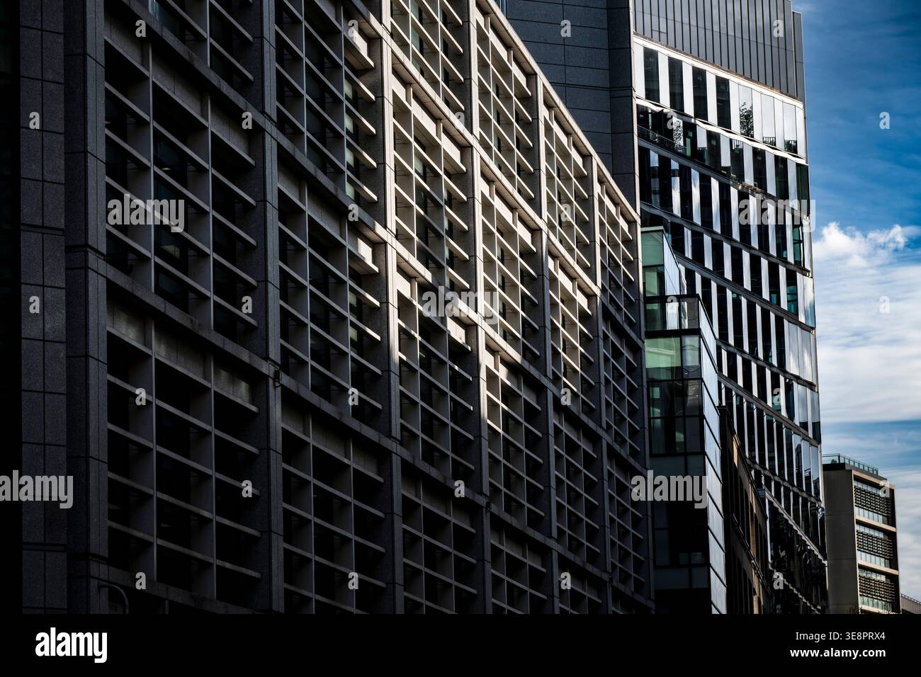 Sonnenlicht fällt auf moderne Gebäude im Zentrum von London Stockfoto