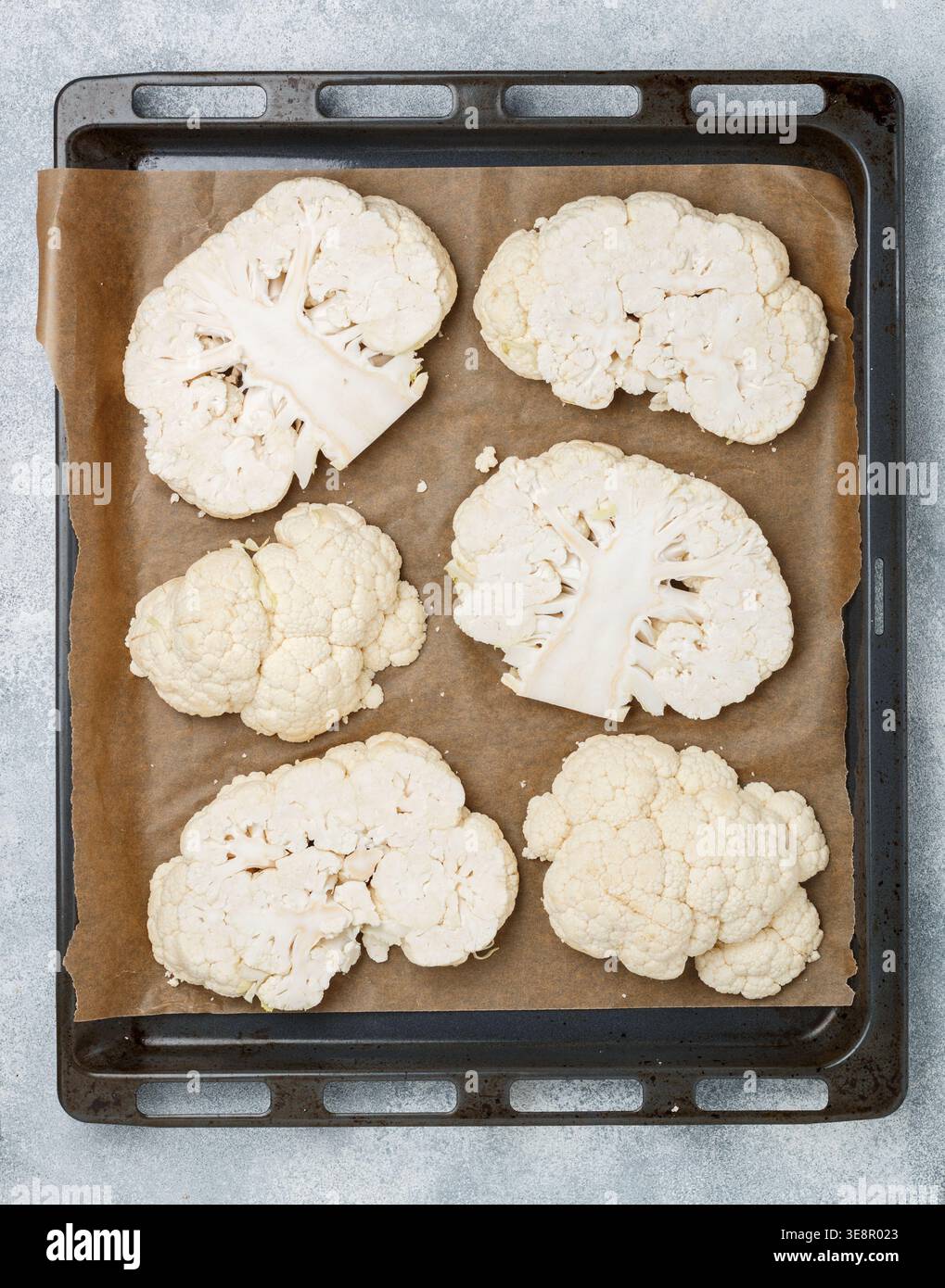 Blumenkohl. Geschnittene rohe Steaks sind bereit zum Backen auf einem Backblech. Gesunde Ernährung, Ernährung. Vegane und vegetarische Küche. Frisches Gemüse. Wählen Sie Stockfoto