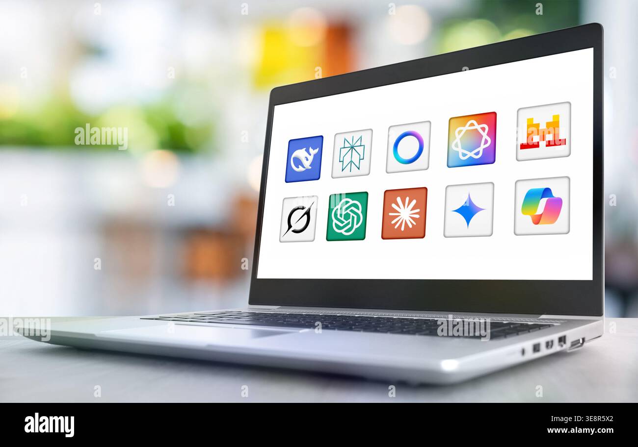 Mehrere Apps, die von verschiedenen großen Sprachmodellen auf dem Laptop unterstützt werden Stockfoto