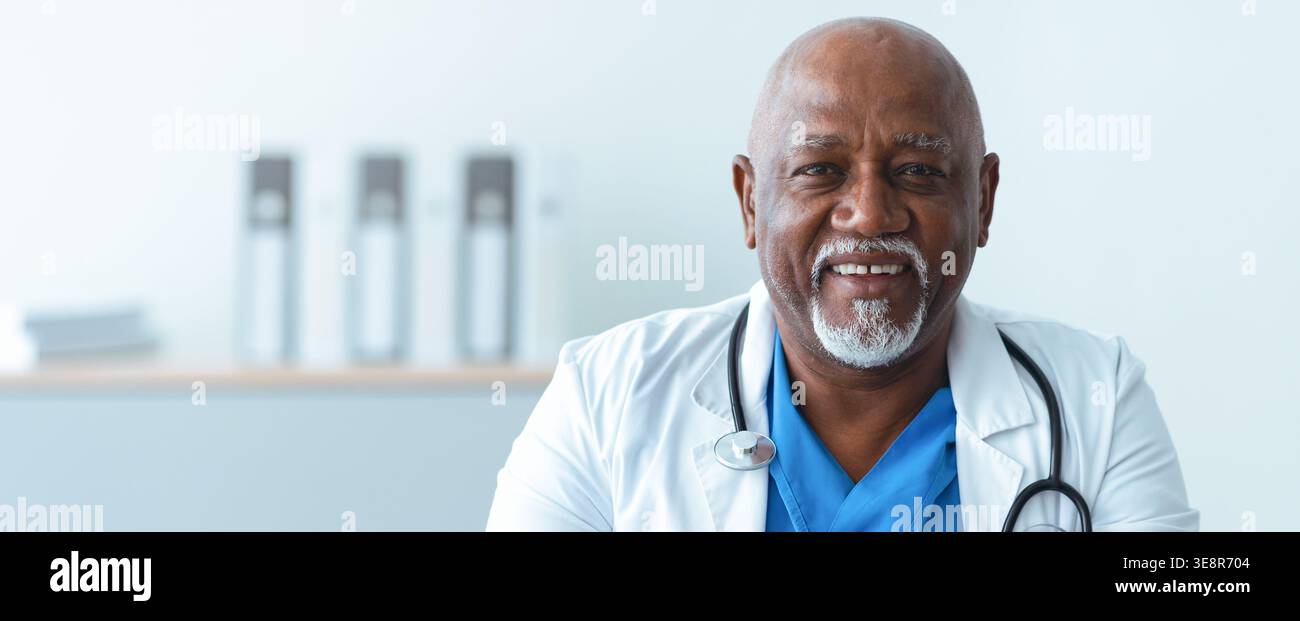 Arzt lächelt in der Arztpraxis während der Arbeitszeit Stockfoto