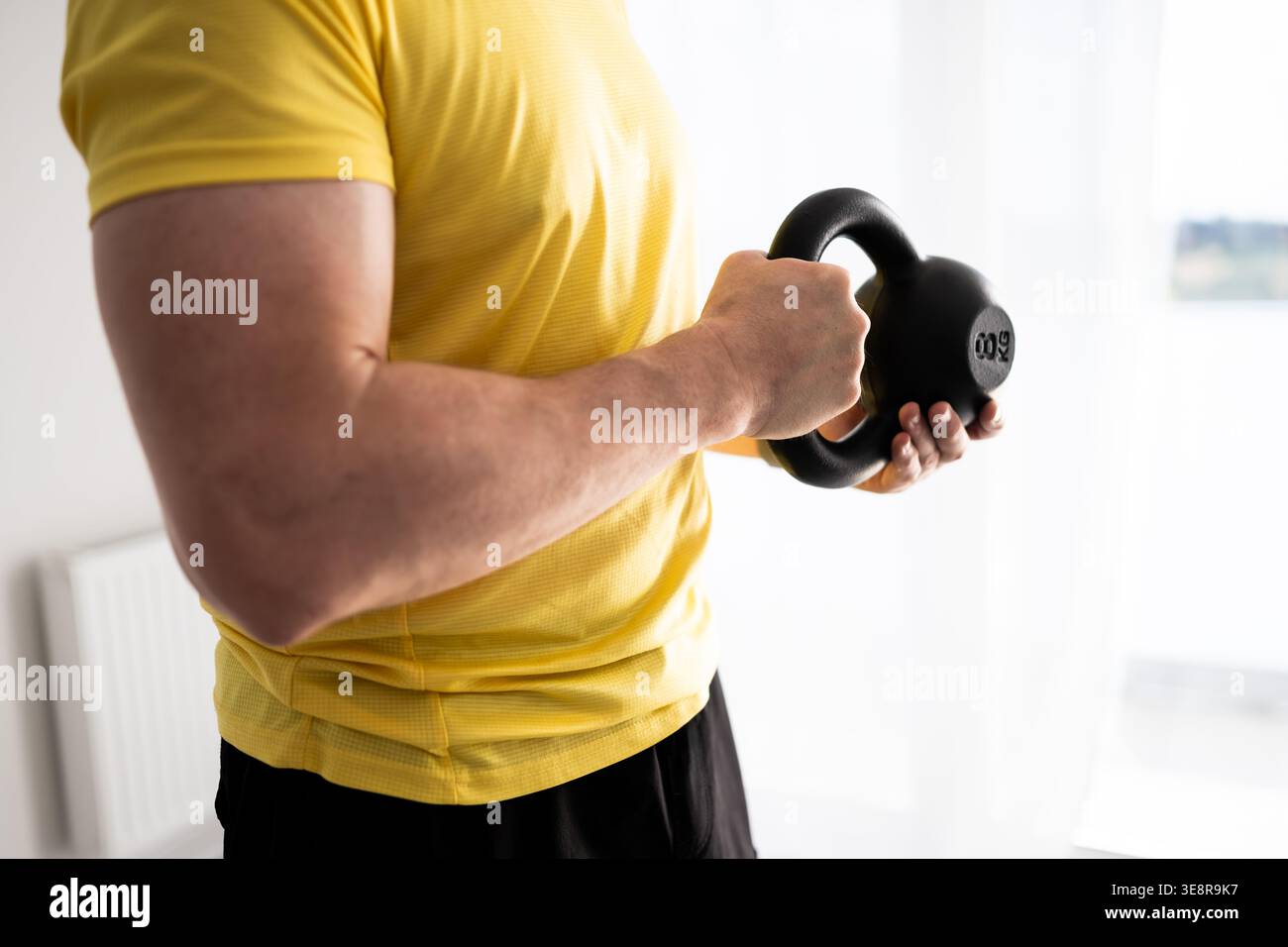 Sportlicher Mann Beim Arm- Und Schultertraining Mit Kurzhanteln Stockfoto