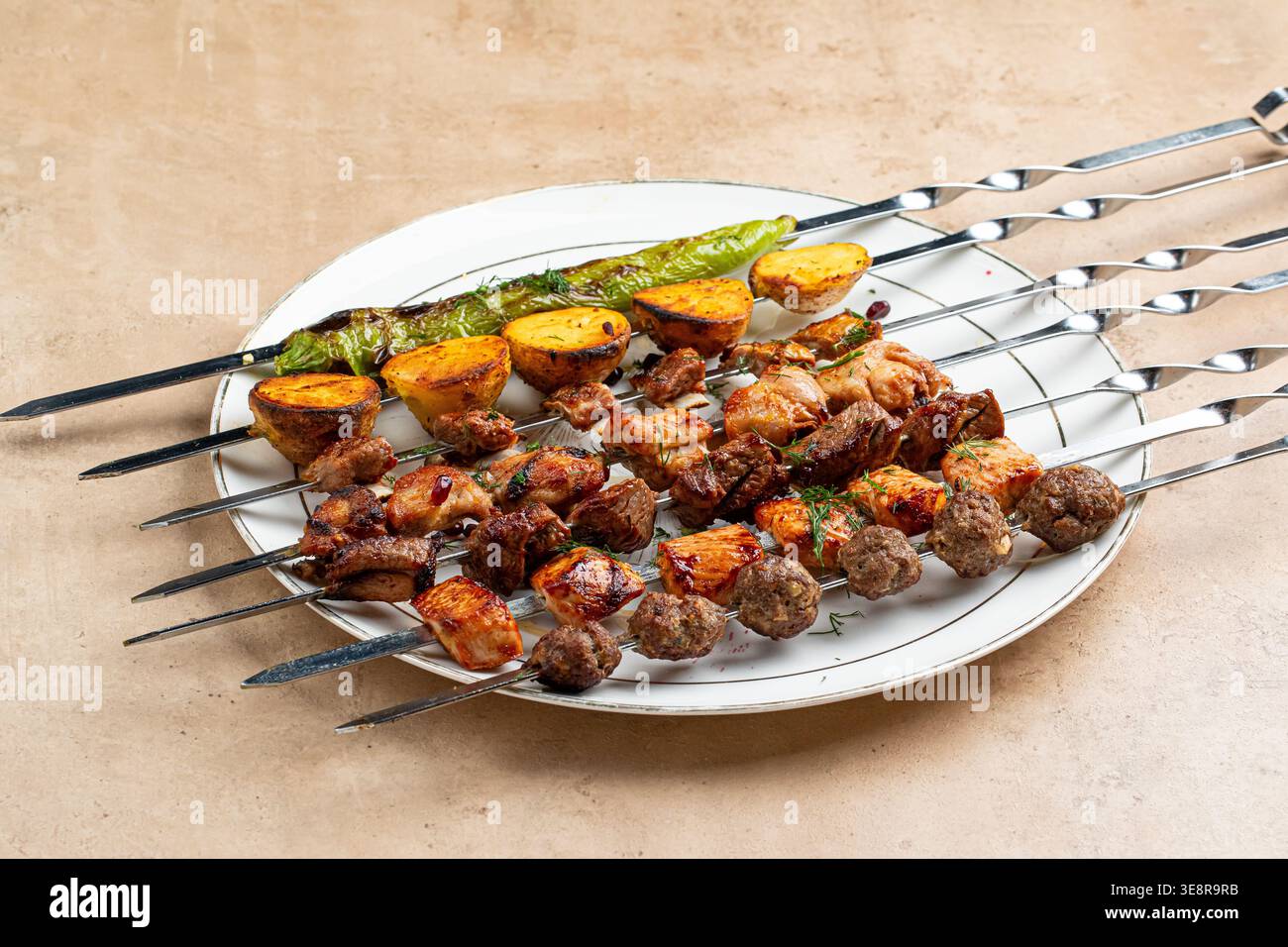 Gegrillte Fleischspieße mit Gemüse auf Teller Stockfoto