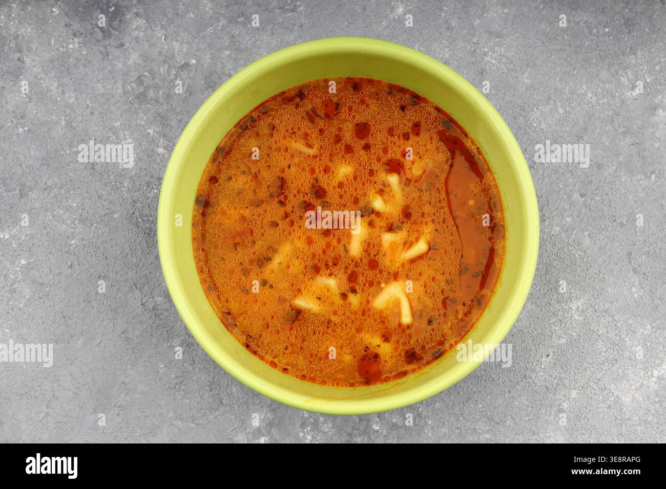 Köstliche Hausgemachte Yuksuk Corbasi Türkische Ringsuppe Mit Kleinen Manti-Knödeln Kichererbsen In Würziger Sauce Stockfoto