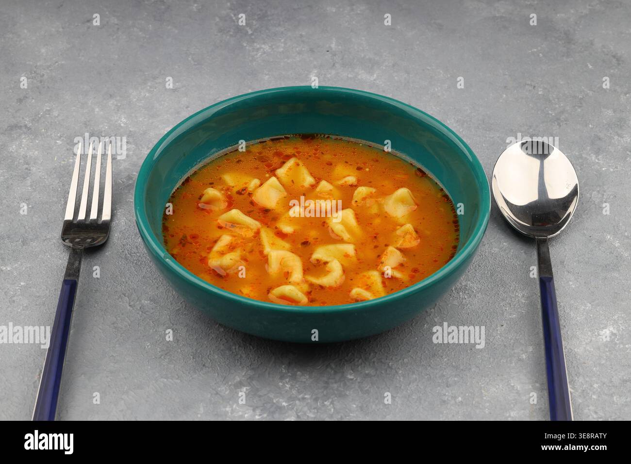 Köstliche Hausgemachte Yuksuk Corbasi Türkische Ringsuppe Mit Kleinen Manti-Knödeln Kichererbsen In Würziger Sauce Stockfoto