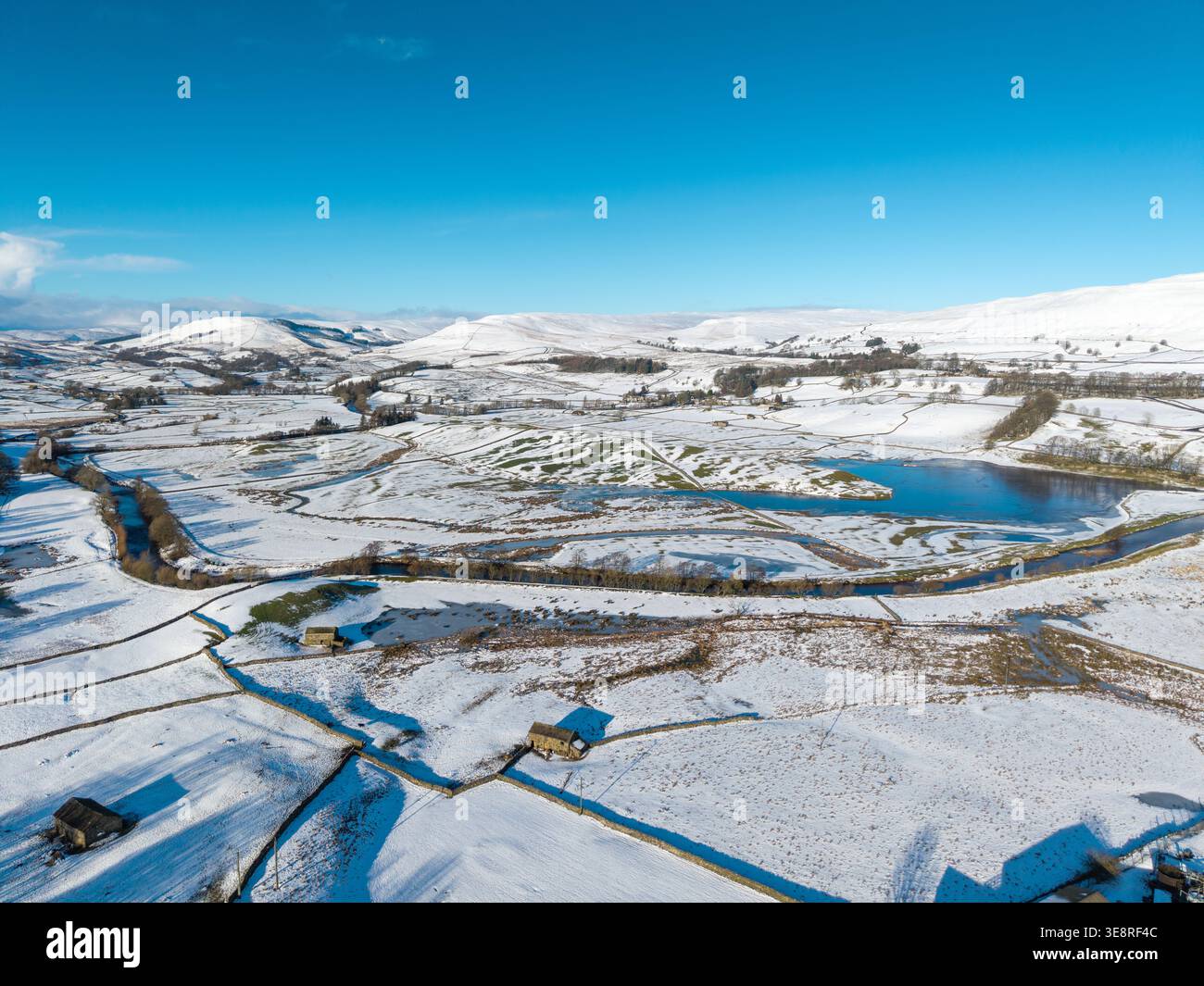 Schneebedecktes Ackerland in der Nähe des oberen Wensleydale bei Hawes im Yorkshire Dales National Park, Großbritannien. Stockfoto