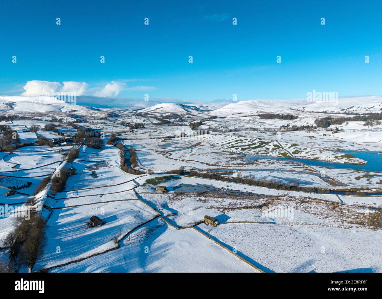 Schneebedecktes Ackerland in der Nähe des oberen Wensleydale bei Hawes im Yorkshire Dales National Park, Großbritannien. Stockfoto