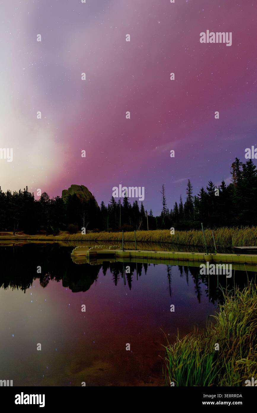 Rote, weiße und blaue Aurora über dem Sylvan Lake Stockfoto